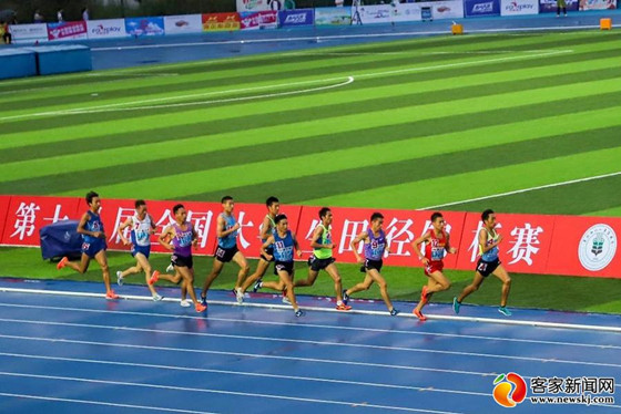 图2为比赛选手们激烈的角逐。.jpg