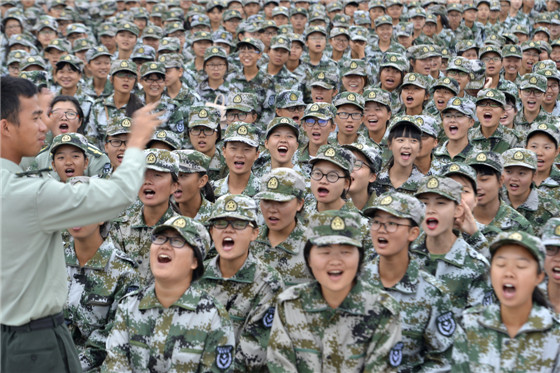 嘹亮的声音,抖擞的精神,该校师生在开学典礼上齐唱红歌,铭记历史。
