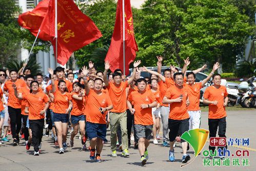 流汗不流泪 2000名大学生用汗水告别四年的大学校园 流汗不流泪 2000名大学生用汗水告别四年的大学校园
