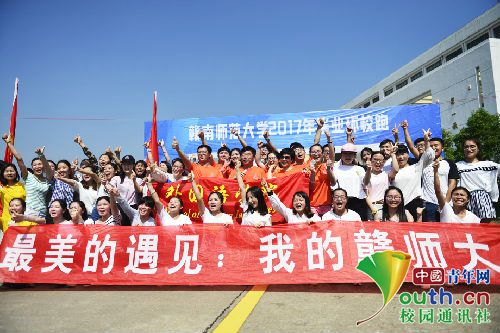 流汗不流泪 2000名大学生用汗水告别四年的大学校园 流汗不流泪 2000名大学生用汗水告别四年的大学校园