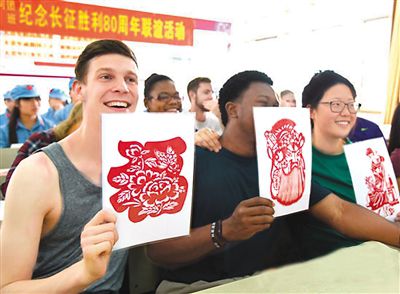 日前，来自北京大学历史学系的11名美籍留学生来到赣南师范大学参观中央苏区历史博物馆，并开展纪念长征胜利80周年联谊活动。