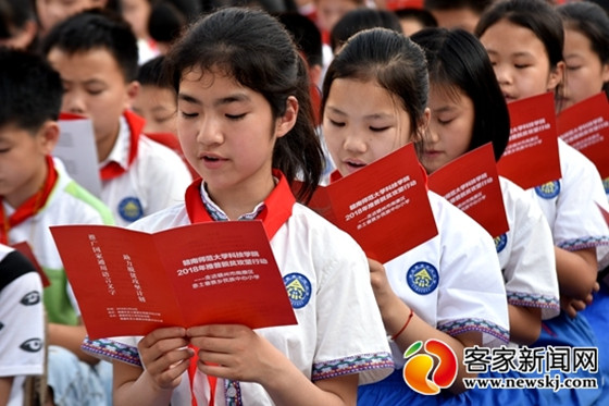 学生们正在朗诵语文课本经典诗歌《生活是多么广阔》 来源:赣南师范大学科技学院.jpg