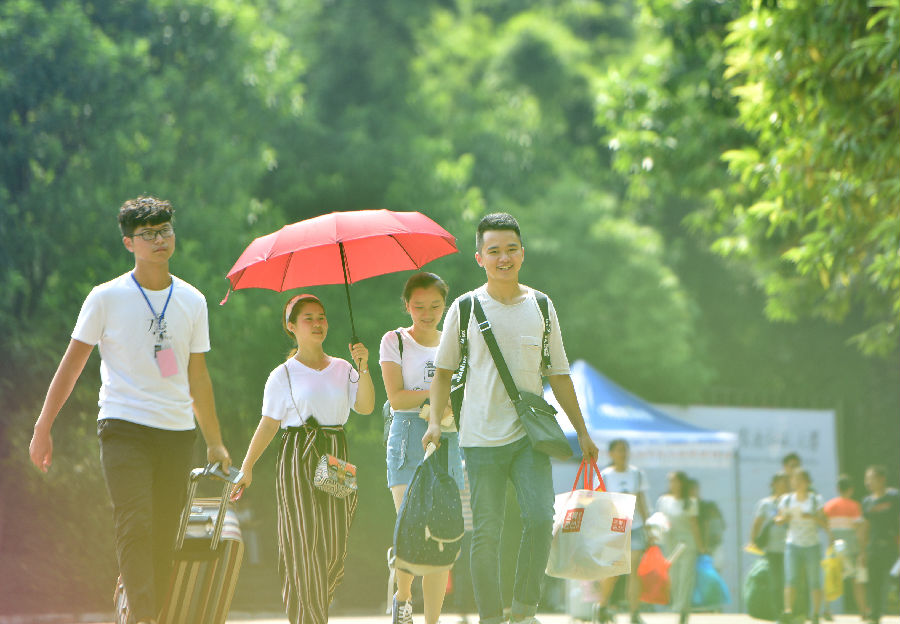 2017级新同学漫步在美丽校园.jpg